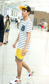 组图：秀智清新装赴法拍广告 金秀贤如邻家男孩