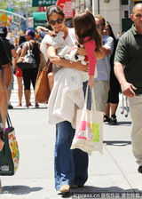 组图：凯蒂霍尔姆斯带女儿逛街 苏瑞情绪低落躲镜头