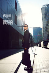 明星爱街拍：井柏然扮酷耍帅 冬日阳光下如少年