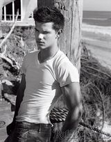 幻灯图集：《暮光》男星泰勒-洛特成《滚石》新宠