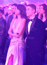 组图：比伯赛琳娜红毯深情对视 破不和传闻