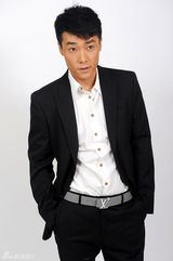 组图：乔大韦写真演绎知性职场男人