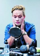 组图：直击百老汇化妆后台 美女瞬间变魔女