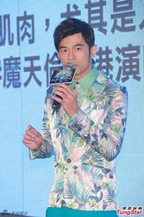 组图：周杰伦带病宣传巡演 花西服帅气抢镜