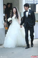 组图：张震大婚献吻娇妻 亲手为新娘提裙摆