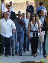 组图：50岁德普牵26岁超模逛街 恋情浮出水面