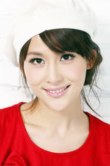 组图：贾青变身“俏丽娃娃” 全新写真甜美可爱