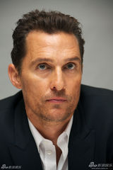 组图：马修麦-康纳拍硬朗写真 对镜头展绅士范