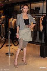 组图：舒淇出席时尚代言活动 气质高雅内蕴性感