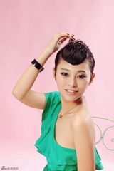 高清组图：杨慧娇变身“绿色精灵” 大秀香肩美腿