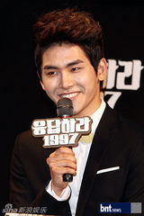 组图：韩新老偶像歌手齐聚《回应吧1997》发布会