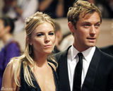 高清组图：纽约大都会庆典 西耶娜裘德-洛相伴亮相