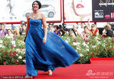 组图：《替代》首映礼 莎朗-塔尔蓝裙惊艳红毯