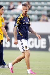 组图：贝克汉姆赛场出糗 偷摸私处被拍下