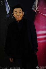 组图：黄渤混搭服装现身 发型显嬉皮风