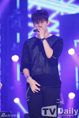 组图：AfterSchool大跳钢管舞 EXO变身狼少年