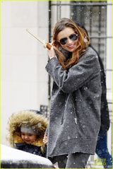 组图：米兰达大雪天带子出街 小弗林见雪花兴奋