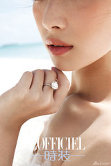 组图：倪妮甜美婚纱登杂志封面 裙摆随风飘逸