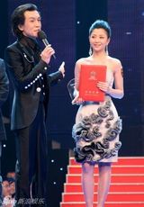 幻灯图集：殷桃闪耀咏乐大典 低胸礼服靓丽亮相