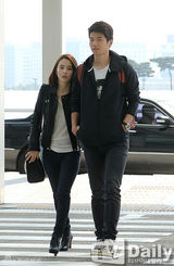 组图：韩惠珍奇诚庸现身机场秀甜蜜恩爱