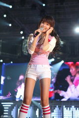 高清图：少女时代倾情开唱 载歌载舞活力四射