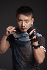 组图：谢君豪运动时尚大片展熟男硬汉风