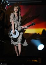 高清组图：泰勒斯威夫特田园风连衣裙风情献唱