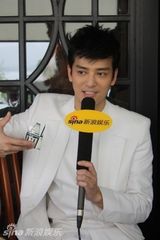 幻灯：陈晓东张静初情侣装亮相 为《A面B面》造势