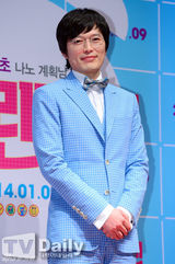 组图：韩智敏宣传新片超迷你短裙秀美腿