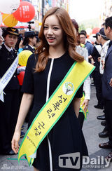 组图：韩团GirlsDay街头送路人爱心抱抱