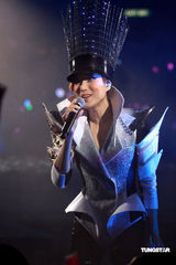 幻灯：郑秀文许志安相拥献唱 梁洛施李嘉欣捧场