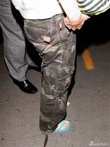 组图：梅根与老公现身机场 藏孕肚低调避狗仔