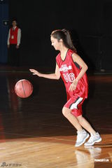 组图：群星红衣出席篮球赛 容祖儿李克勤又背又抱