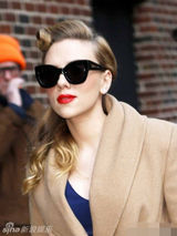 组图：斯嘉丽复古装现身街头宣传新片 红唇性感