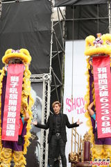 组图：罗志祥高空悬坐 与女舞伴大跳求爱舞