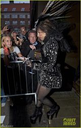 组图：Lady Gaga羽毛头饰现身街头表情搞怪