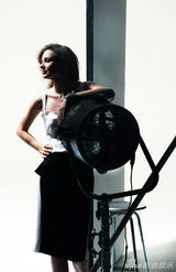 组图：米兰达优雅拍珠宝写真 鲜花簇拥气质高贵