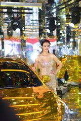 组图：车模兽兽性感透视黄金奶 自信爆乳微笑