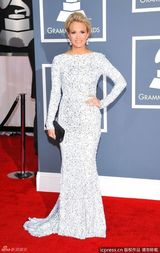 高清组图：凯莉-安德伍德性感亮相格莱美红毯