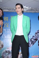 组图：萧敬腾亮相任招募大使 绿色小西装抢镜