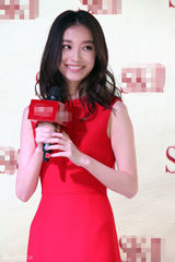 组图：倪妮身价飙升代言国际品牌 红裙优雅迷人