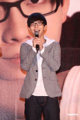 组图：胡夏趁胜追击推新辑 戴爱玲为其发片站台