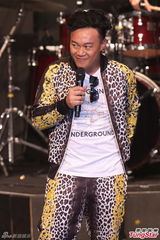 组图：陈奕迅压轴演唱 与女歌手热情拥抱