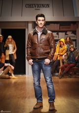 组图：李治廷空军装打扮出席 机师造型复古风