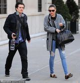 组图：可儿与前夫奥兰多相伴出街 潮范互不输阵