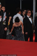 组图：惠英红现身红毯 俯身提裙性感风情