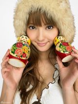 组图：佐佐木希玩变装秀 穿旗袍抱熊猫