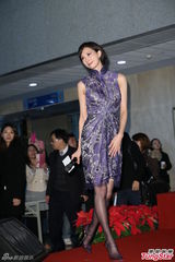 组图：林志玲穿旗袍秀美腿 自曝随时迎接新恋情