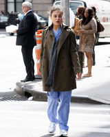 组图：米拉-库尼斯穿病号服亮相新片场