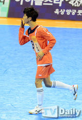 组图：EXO鹿晗等驰骋球场 Beast组进球获胜